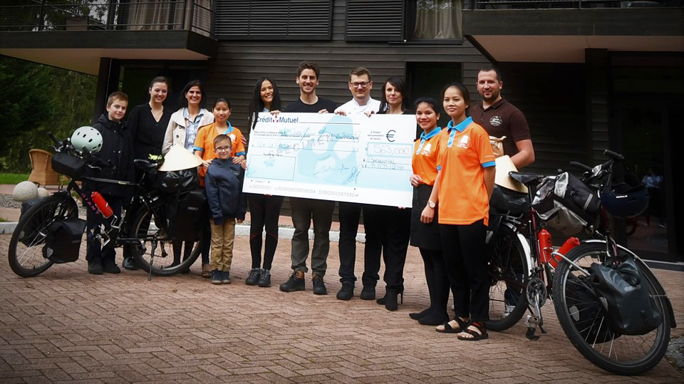 Cô gái Việt cùng chồng đạp xe 16.000km từ Pháp về quê hương gây quỹ xây trường cho trẻ em nghèo